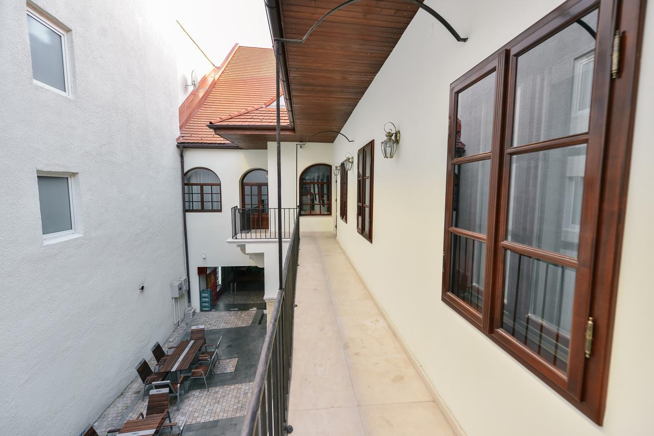 Le Petit Paris Hotel Cluj-Napoca Ngoại thất bức ảnh