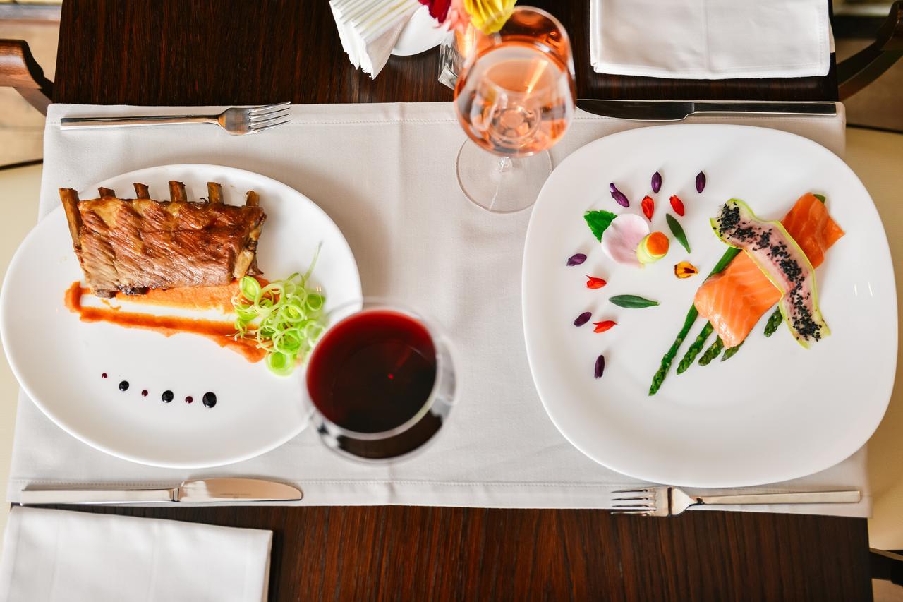 Le Petit Paris Hotel Cluj-Napoca Ngoại thất bức ảnh