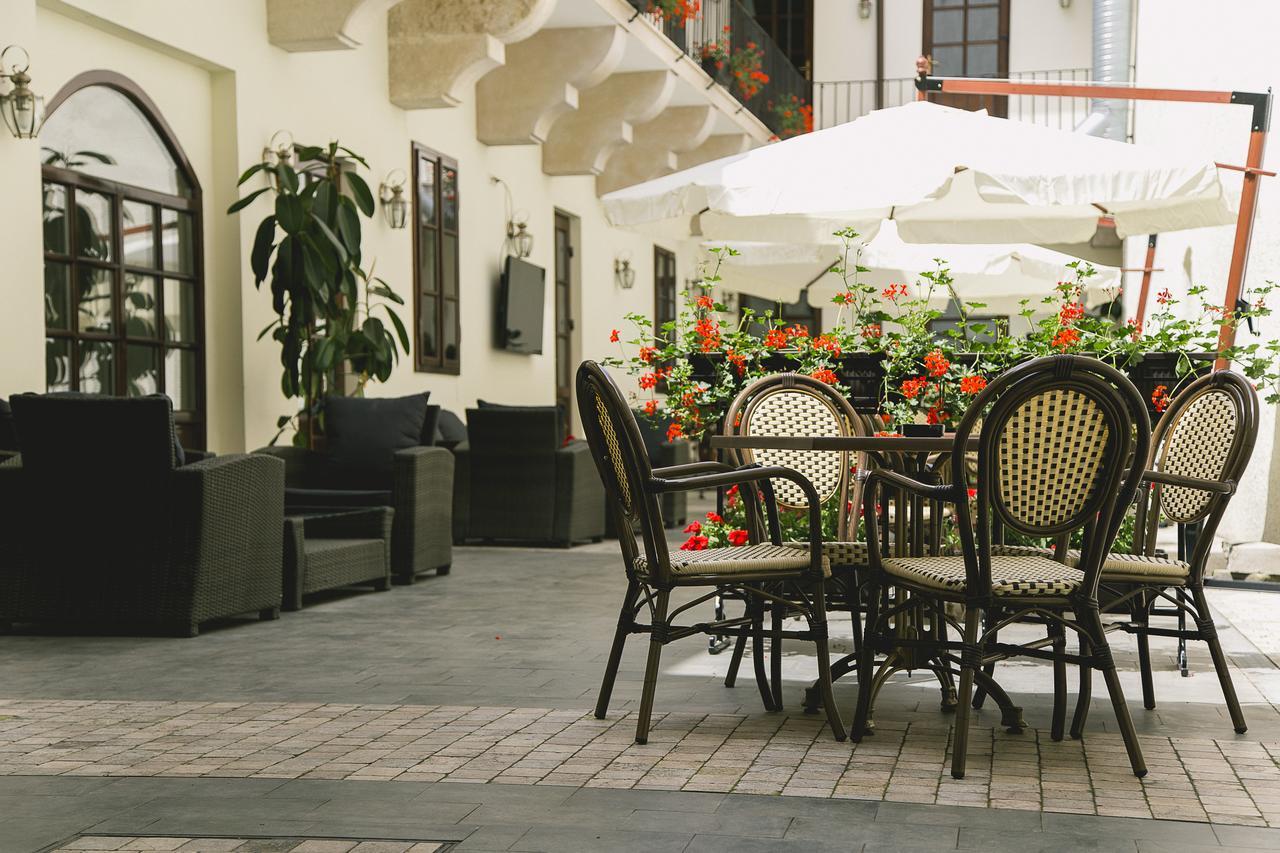Le Petit Paris Hotel Cluj-Napoca Ngoại thất bức ảnh