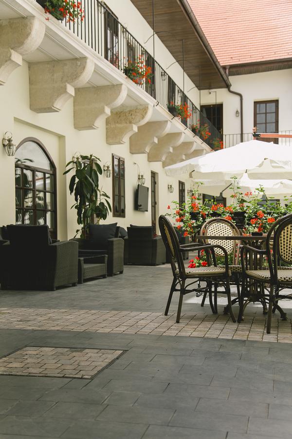 Le Petit Paris Hotel Cluj-Napoca Ngoại thất bức ảnh